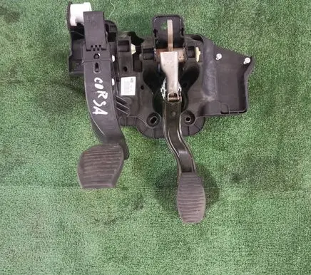 Opel Corsa E Brake pedal 39011432