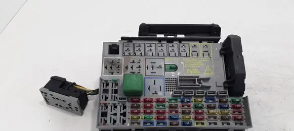 Opel Zafira A Fuse module 24431677