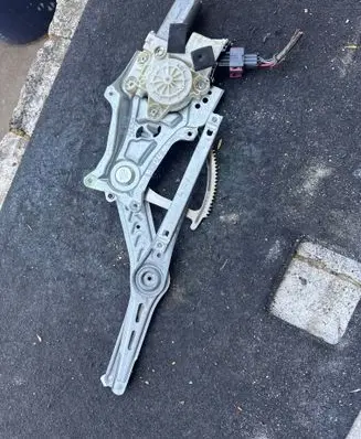 Opel Vectra C Front door window regulator with motor 9178987 106045102