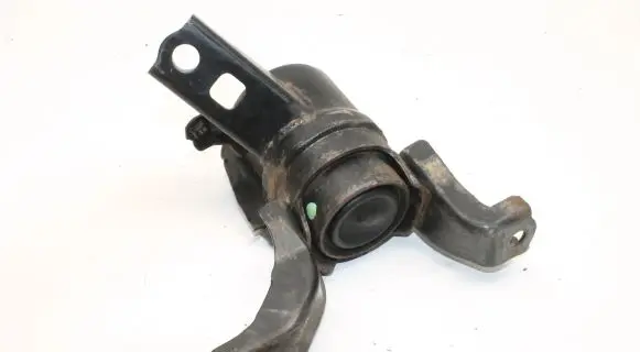 Toyota RAV 4 (XA40) Engine mount bracket
