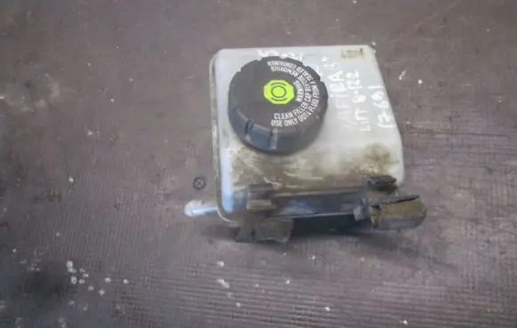 Opel Zafira B Brake fluid reservoir 