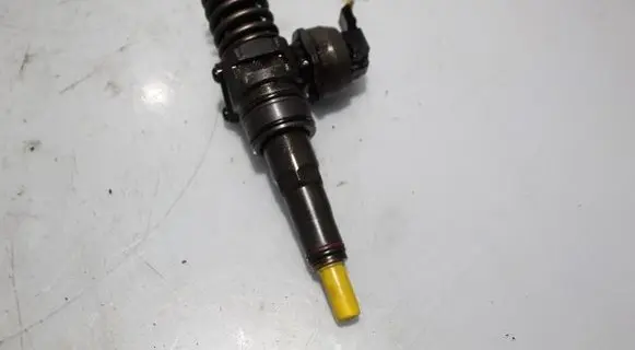Volkswagen PASSAT B6 Fuel injector 0414220215