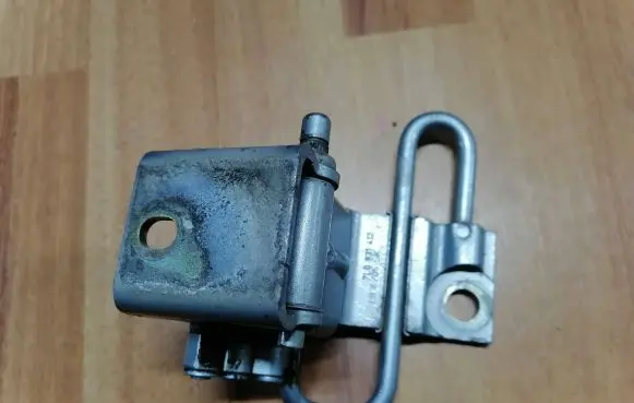 Volkswagen Touareg I Front door lower hinge 7L0831412 7L0831412A 7L0831412C