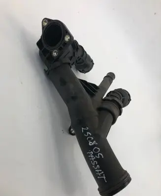 Volkswagen PASSAT B8 Thermostat/thermostat housing 04l121111