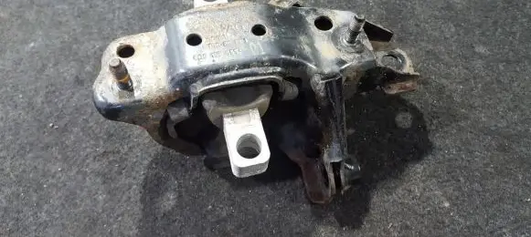 Volkswagen Polo Engine mount bracket