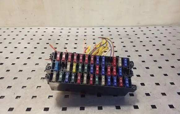 Renault Trafic II (X83) Fuse module