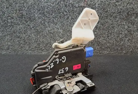 Volkswagen Golf VI Rear door lock 7L0839016D