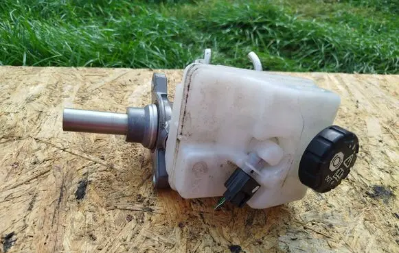 Renault Twingo III Master brake cylinder 460917924R 11H9DQ 1119236S0
