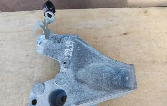 BMW M4 F82 F83 Engine mounting bracket 6789093 22116789093 22116797831