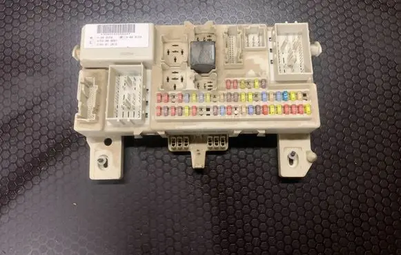 Ford Focus C-MAX Fuse module 30S519100606 A000280 97RA012018