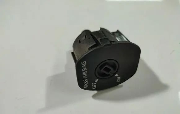 Passenger airbag on/off switch