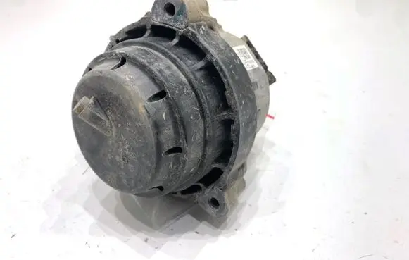 BMW 5 G30 G31 G38 Engine mount vacuum valve 8482772
