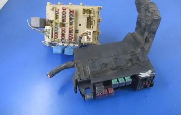 Nissan Almera Tino Fuse box set 7154-3266YA1