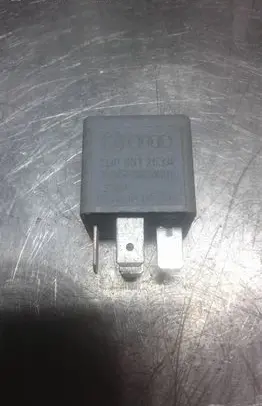 Volkswagen PASSAT B6 Other relay 8D0951253A V23134B52X301