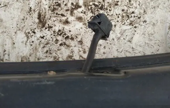 Windshield washer spray nozzle