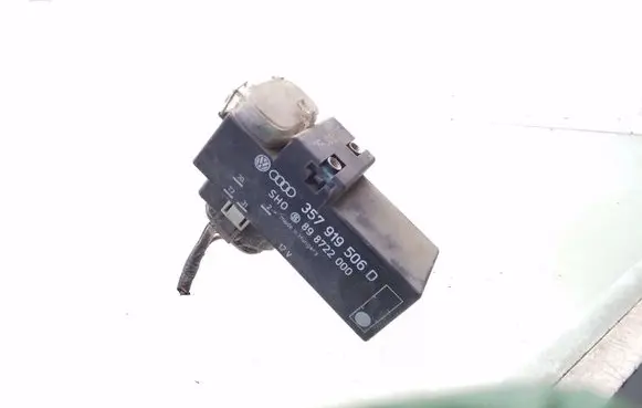 Volkswagen Golf III Coolant fan relay 357919506D 898722000