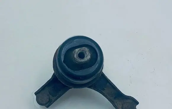 Lexus RX 330 - 350 - 400H Engine mount bracket 