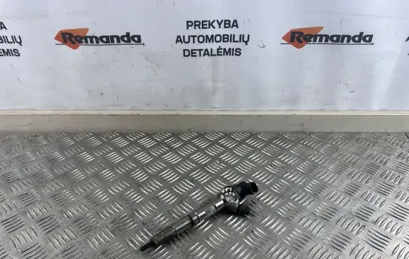 Volkswagen PASSAT B8 Fuel injector 04L130277AC