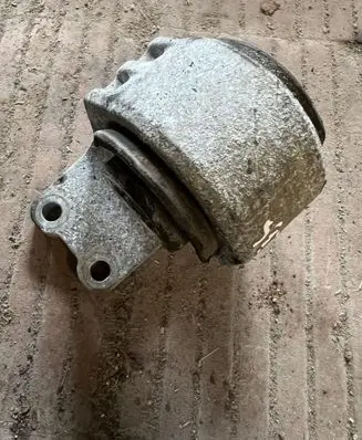 Land Rover Discovery 3 - LR3 Gearbox mount 