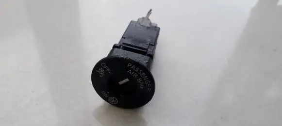 Passenger airbag on/off switch