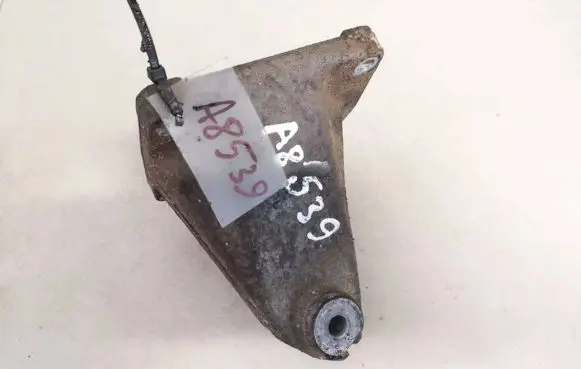 Mercedes-Benz E W210 Engine mounting bracket