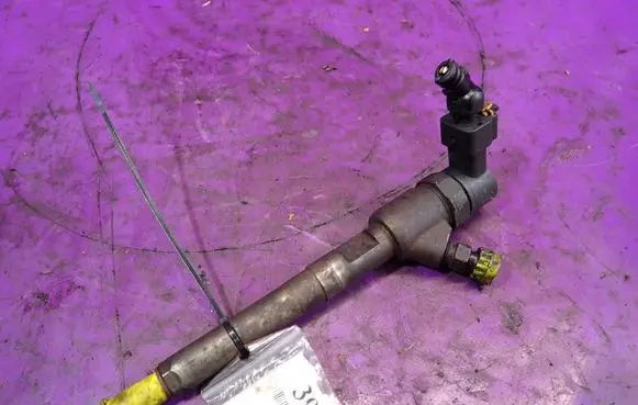 Opel Combo C Fuel injector 0445110183