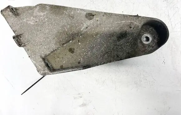 Engine mounting bracket