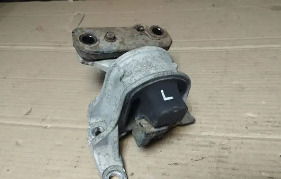 Honda CR-V Engine mount bracket