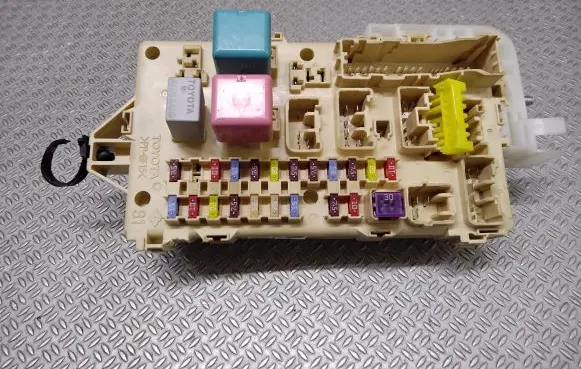 Toyota Corolla Verso AR10 Fuse module 905765