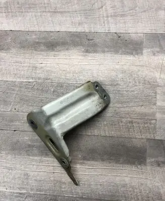 Fender mounting bracket