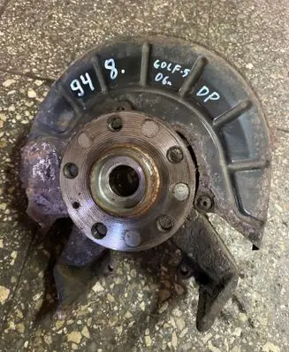 Volkswagen Golf V Front wheel hub