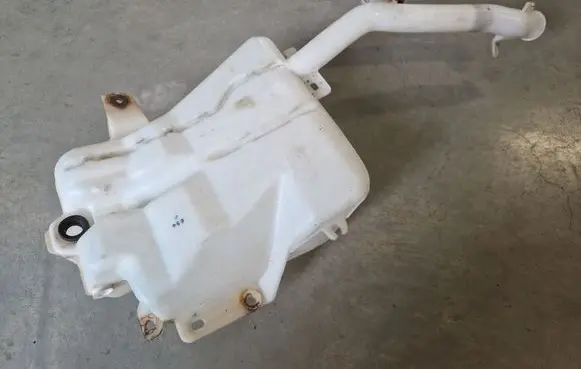 Windshield washer fluid reservoir/tank