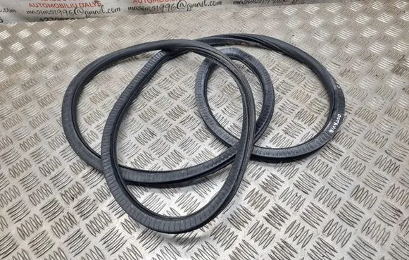 Skoda Octavia Mk2 (1Z) Front door rubber seal 1Z0867365B
