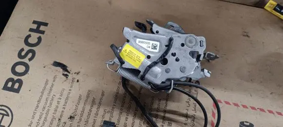 BMW 5 G60 G61 Engine bonnet/hood lock/catch 9880005