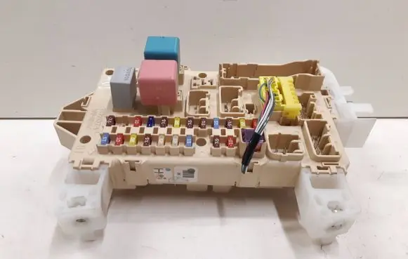 Toyota Corolla Verso AR10 Fuse module 892210F010 905765