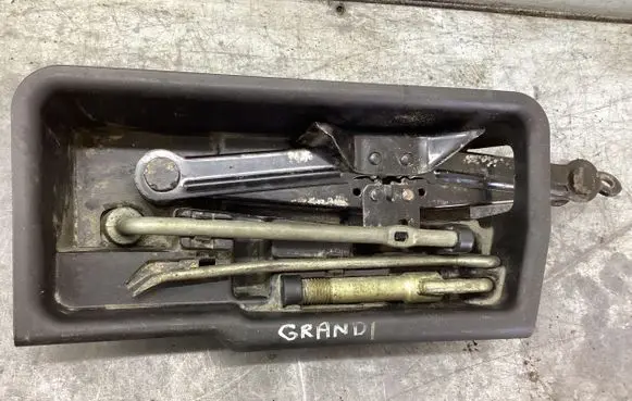 Mitsubishi Grandis Tool set 