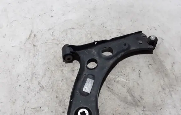 Peugeot 208 Front lower control arm/wishbone 9831621480