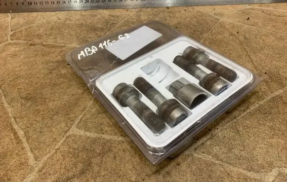 Mercedes-Benz R W251 Anti-theft wheel nuts and lock 936775241
