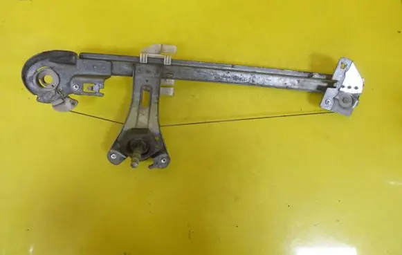 Rear door manual window regulator