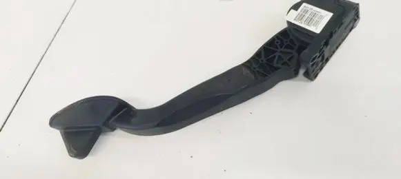 Accelerator throttle pedal