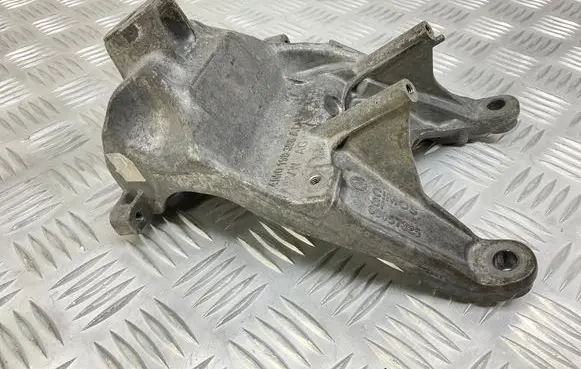 Engine mounting bracket