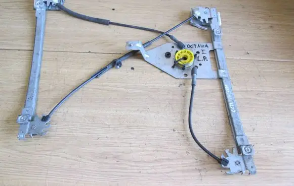 Skoda Octavia Mk1 (1U) Front door window regulator with motor