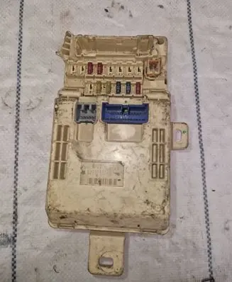 Toyota Land Cruiser (HDJ90) Fuse module 8273060060