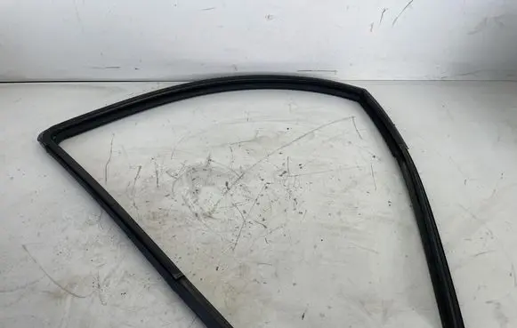 Hyundai Santa Fe Rubber seal front door window/glass 