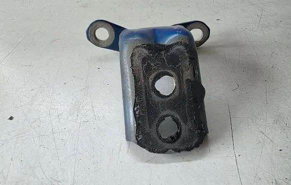 Nissan Juke II F16 Front door lower hinge 
