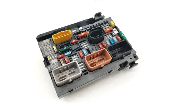 Peugeot 308 Fuse module 9664706280