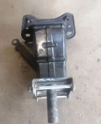 Mercedes-Benz ML W164 Front bumper mounting bracket 04881303