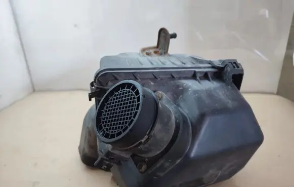 KIA Carens II Air filter box