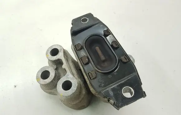 Chevrolet Trax Engine mount bracket