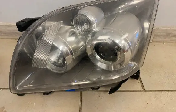 Toyota Avensis T250 Headlight/headlamp 8117005240